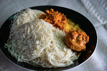 String hoppers with chicken, dhal curry and coconut sambol